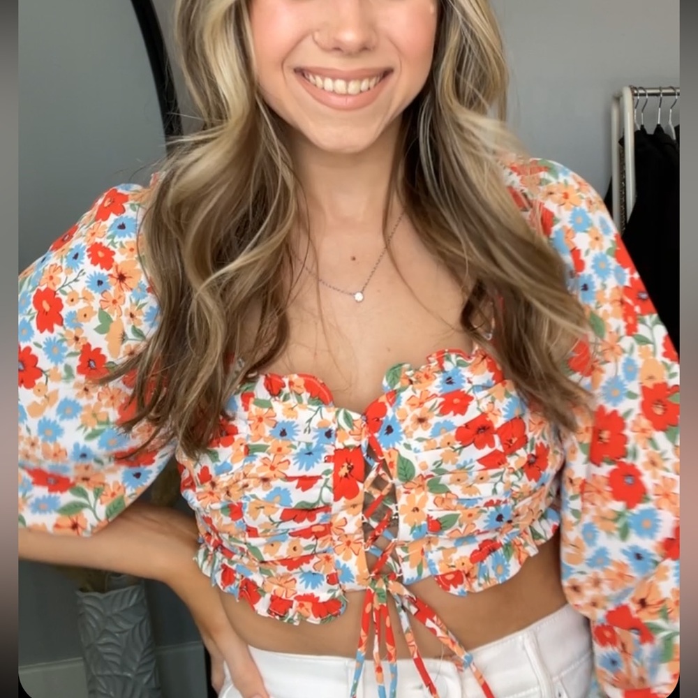 Floral Ruched Crop Top - Picture 2 of 4